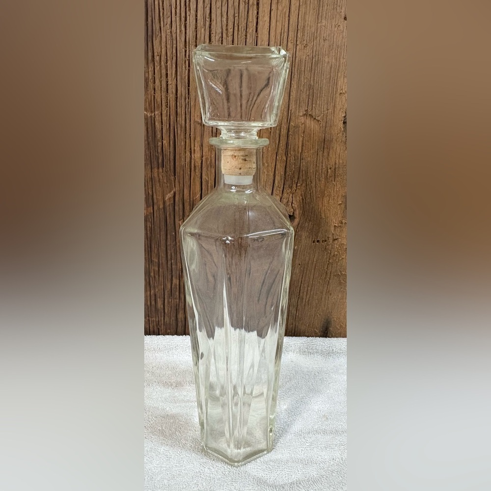 VINTAGE CLEAR GLASS LIQUOR/WINE DECANTER W/ GLASS STOPPER #0-126 ON BOTTOM 12" - Picture 2 of 10